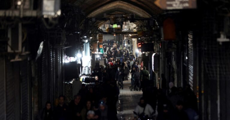 Trump dice que EE.UU. está "listo para atacar" si Irán mata a manifestantes