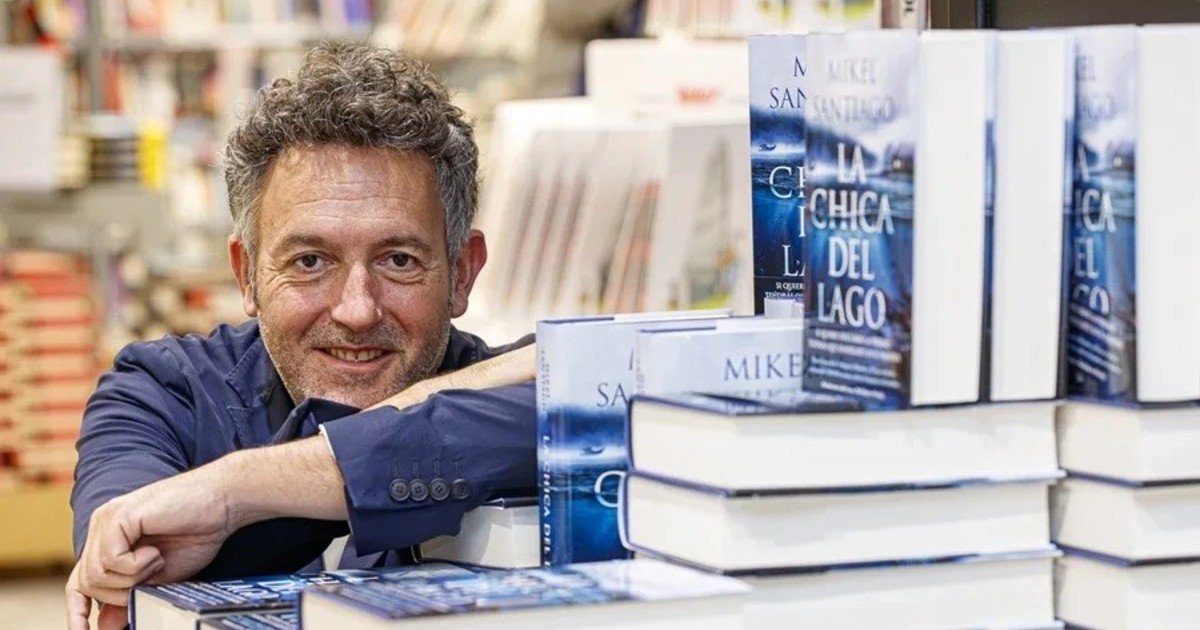 Mikel Santiago: "Todos participamos en ese juego de inventarnos identidades”