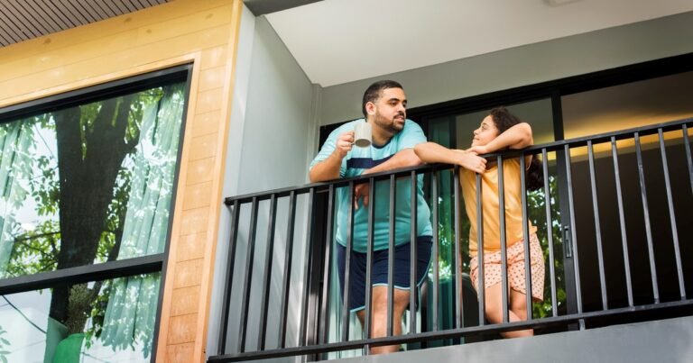 Qué significa el refrán popular: “No hay mejor padrino que un buen vecino”