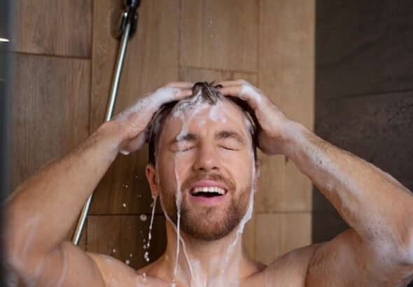 Ducharte de noche en vez de a la mañana: lo que dice la psicología sobre tu forma de vivir las rutinas