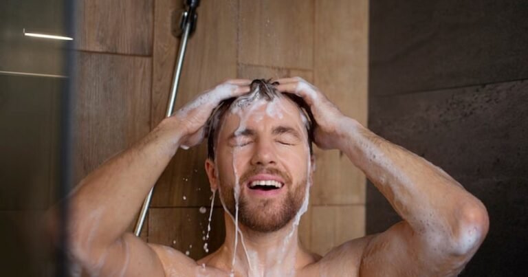 Ducharte de noche en vez de a la mañana: lo que dice la psicología sobre tu forma de vivir las rutinas