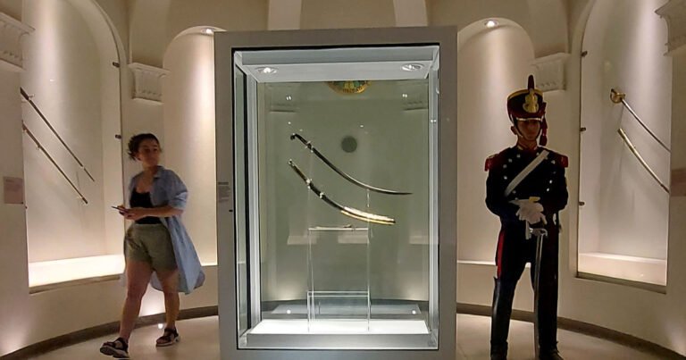 Javier Milei y sus medidas, EN VIVO: tras la polémica, el Presidente encabeza hoy en Santa Fe el acto de traslado del sable de San Martín