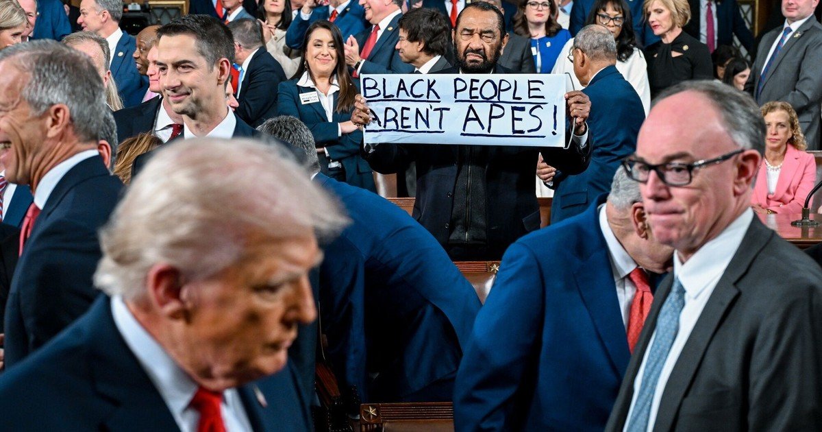 “Las personas negras no son simios”: el cartel que tensó el discurso de Trump en el Congreso y los cruces con demócratas