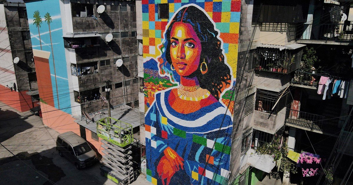 Una Gioconda hecha con 100.000 tapas de plástico: el mural ecológico que transforma un barrio de El Salvador