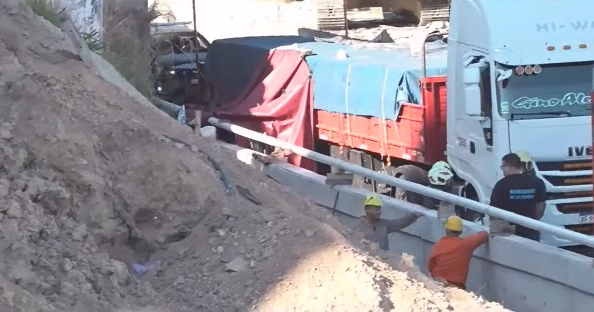 Tragedia en la Autopista Dellepiane: murió un hombre por un choque entre motos y hay caos de tránsito