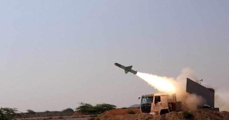 Irán prueba un nuevo misil naval de defensa aérea en medio de las tensiones con Estados Unidos