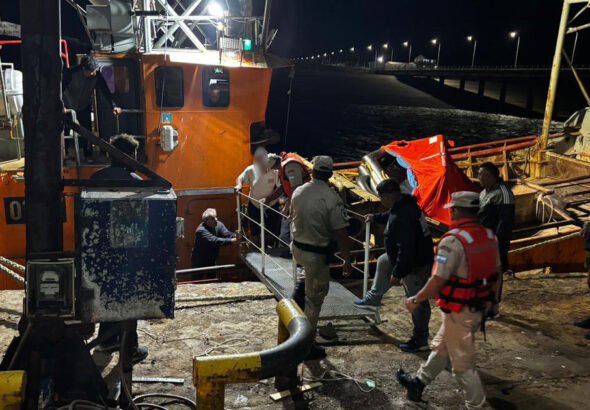 Un buque pesquero se hundió en el Golfo San Matías y un avión partió de urgencia desde Chubut en búsqueda del maquinista que está desaparecido