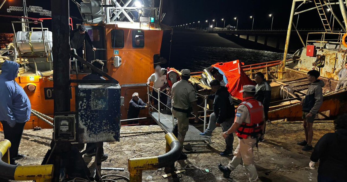 Un buque pesquero se hundió en el Golfo San Matías y un avión partió de urgencia desde Chubut en búsqueda del maquinista que está desaparecido
