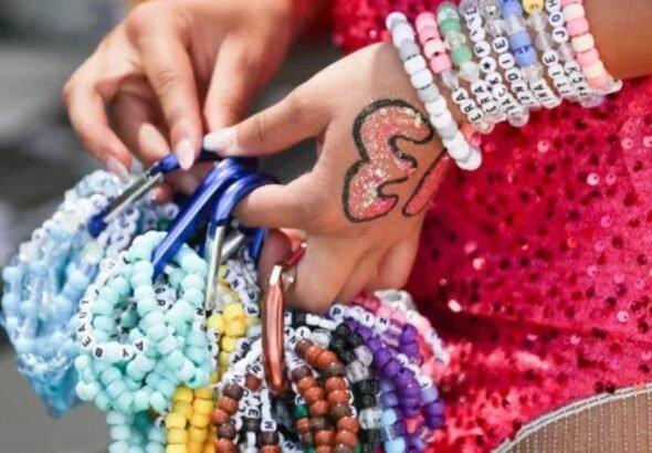 Qué significa usar muchas pulseras a la vez, según la psicología