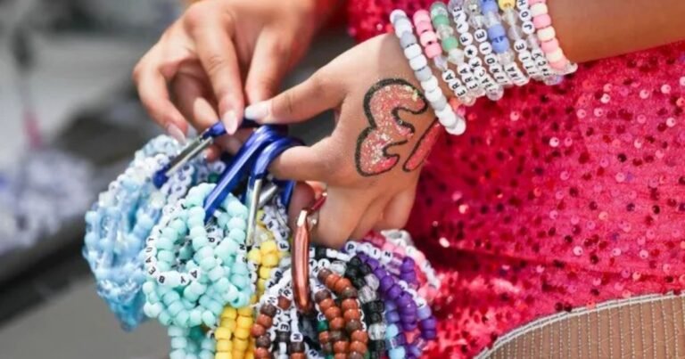 Qué significa usar muchas pulseras a la vez, según la psicología