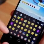 Qué significa escribir usando muchos emojis en WhatsApp, según la psicología