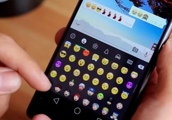 Qué significa escribir usando muchos emojis en WhatsApp, según la psicología