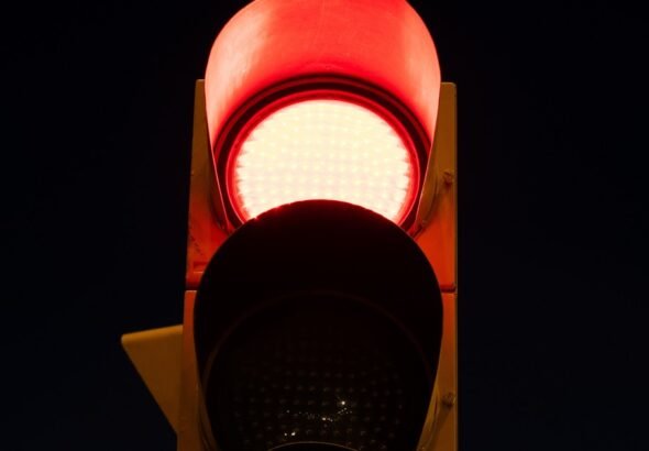 Qué significa la señal de tránsito con la luz roja intermitente en EE.UU:  qué hay que hacer en ese momento