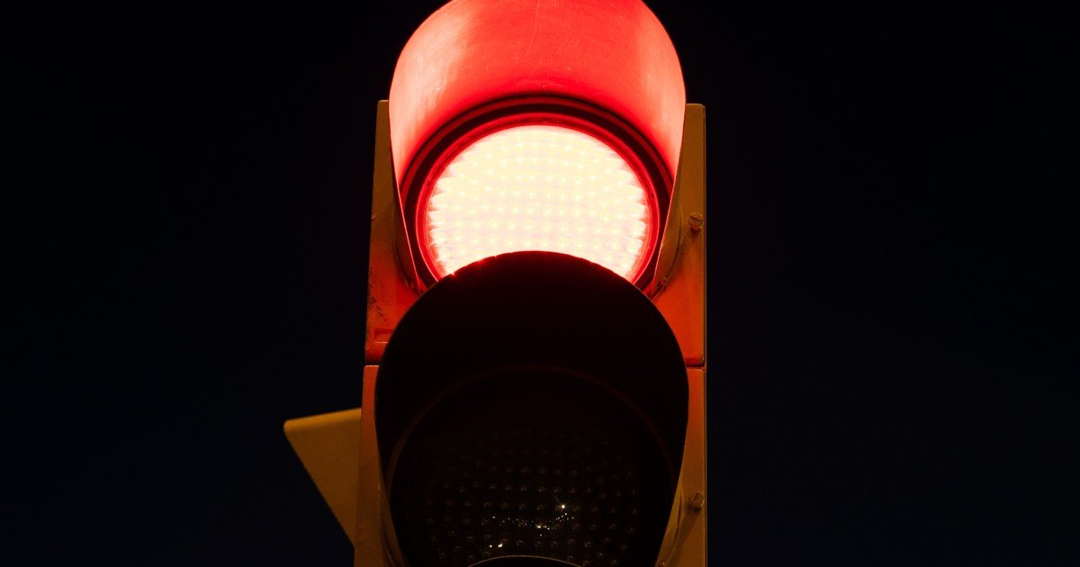 Qué significa la señal de tránsito con la luz roja intermitente en EE.UU:  qué hay que hacer en ese momento