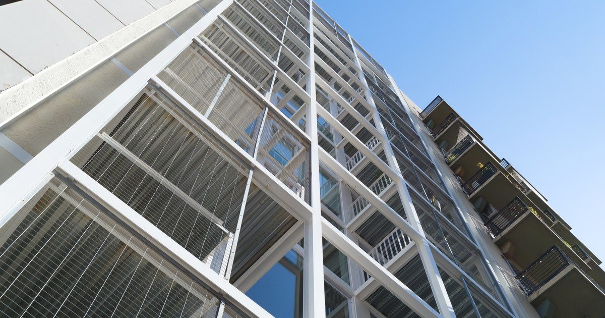 En Coghlan, un edificio de viviendas desafía la lógica compacta de la manzana