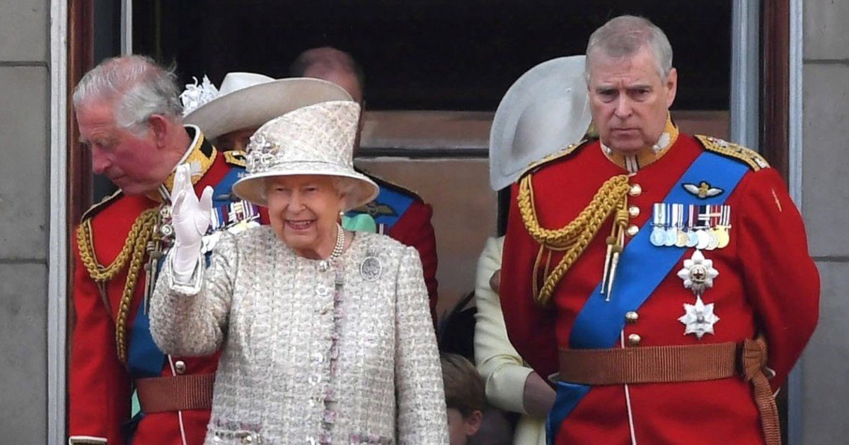 El peor momento de la monarquía británica en 400 años: menos mal que la reina Isabel no llegó a ver a su hijo preso por el caso Epstein