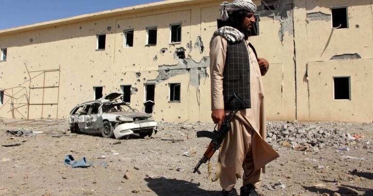 Pakistán lanza nuevos ataques aéreos dentro de Afganistán y no cesan los combates en la frontera: afirman que hay más de 300 muertos