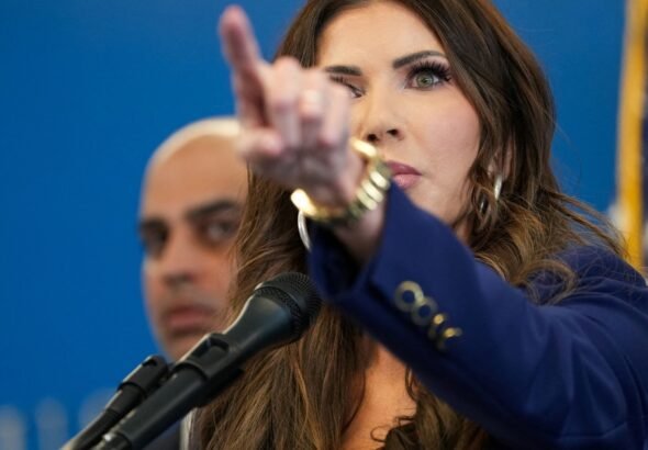 Kristi Noem anunció el uso obligatorio de cámaras corporales para agentes federales en medio del bloqueo al financiamiento de ICE