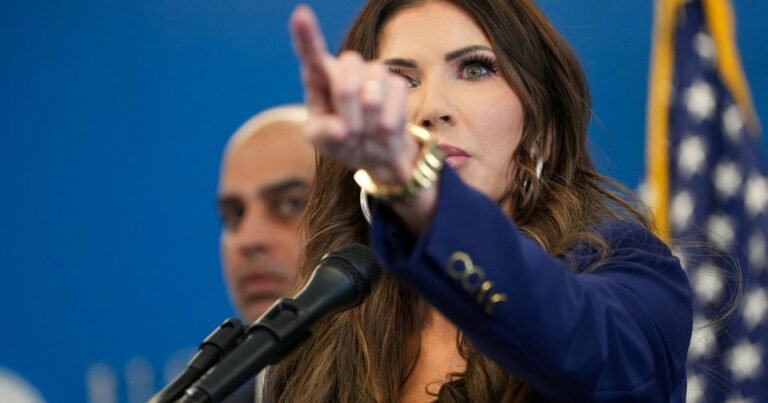 Kristi Noem anunció el uso obligatorio de cámaras corporales para agentes federales en medio del bloqueo al financiamiento de ICE