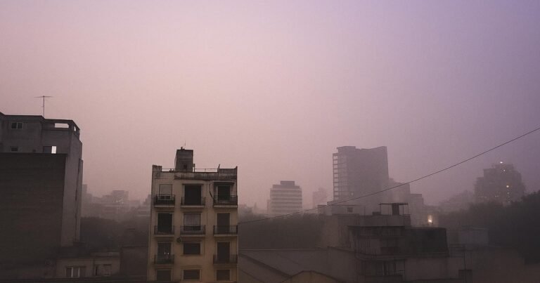 La tormenta llegó a la Ciudad y el Gran Buenos Aires con truenos, relámpagos y lluvias intensas