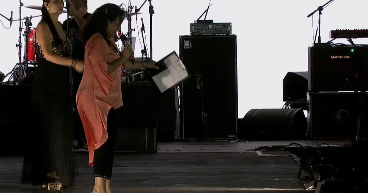 Pidió disculpas la locutora que leyó un cartel con un insulto contra Milei en la Fiesta Nacional del Mate