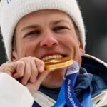 El noruego Klaebo, el coleccionista de medallas doradas, establece un nuevo récord y ya es leyenda en los Juegos Olímpicos de Invierno