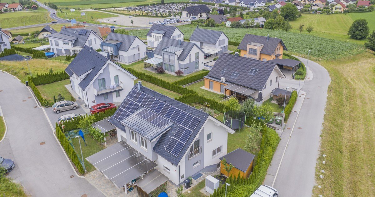 Cómo son y qué cuestan las viviendas Net Zero que producen la energía que consumen