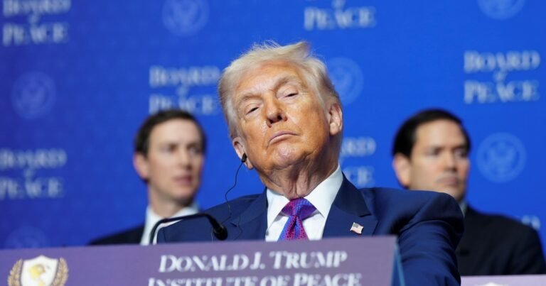 Mientras Trump evalúa atacar a Irán, se niega a explicar claramente por qué, o por qué ahora.