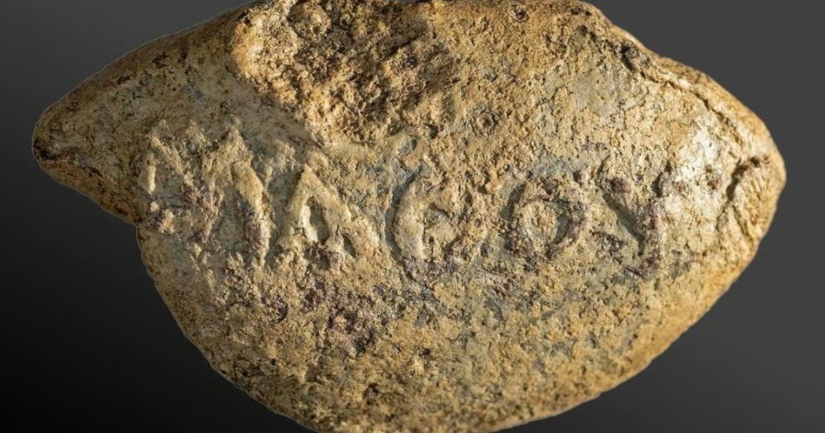 Encontraron la bala de una honda de hace 2.000 años con un mensaje burlón