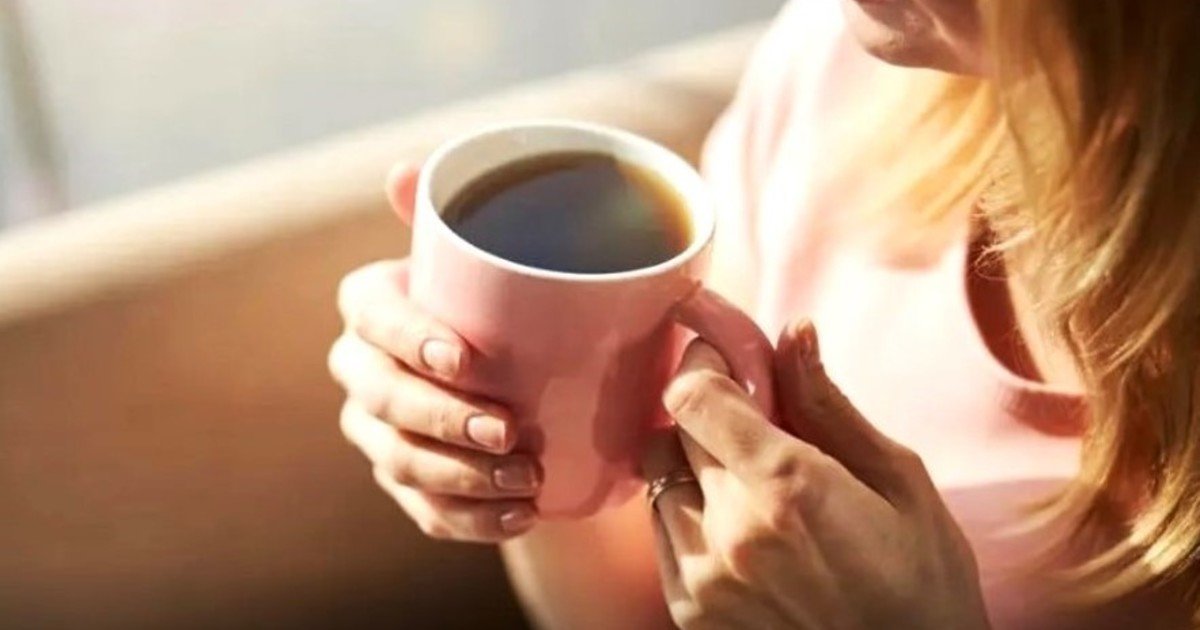 Aurelio Rojas, cardiólogo, sobre tomar café justo al despertar: “Interfiere en el pico natural de cortisol y el resultado es que estimula menos"