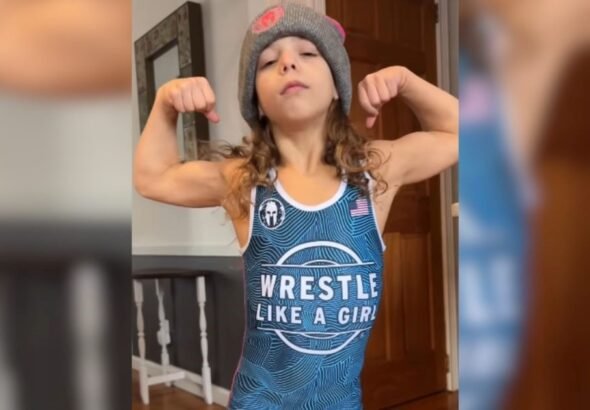 Lucy Milgrim, la niña de 9 años que pesa 27 kilos, levanta más de 80 en pesas y ya rompió tres récords