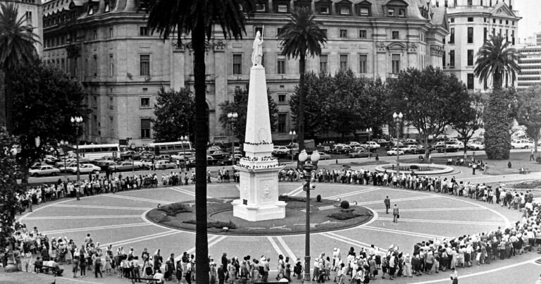 Sin bombas ni bombos, tan sólo el silencio de una verdadera evocación