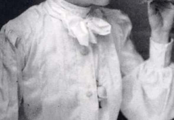 Cita del día, de Hellen Keller: "Cuando una puerta de la felicidad se cierra, otra se abre, pero a menudo miramos tanto tiempo la puerta cerrada que no vemos la que se ha abierto para nosotros"