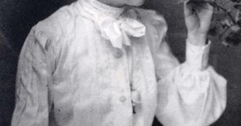 Cita del día, de Hellen Keller: "Cuando una puerta de la felicidad se cierra, otra se abre, pero a menudo miramos tanto tiempo la puerta cerrada que no vemos la que se ha abierto para nosotros"