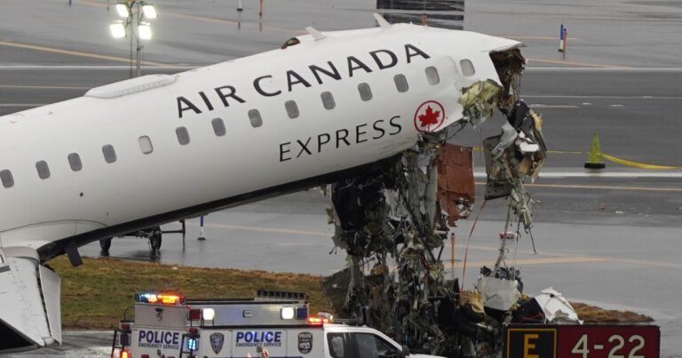 Así chocaba el avión de Air Canadá al camión de bomberos en el aeropuerto de Nueva York