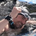 Un italiano nadó más de 100 metros bajo hielo, sin traje y sin respirar: marcó dos nuevos récords mundiales