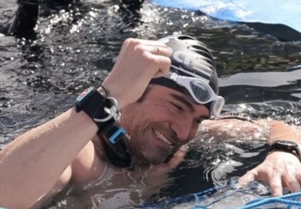 Un italiano nadó más de 100 metros bajo hielo, sin traje y sin respirar: marcó dos nuevos récords mundiales