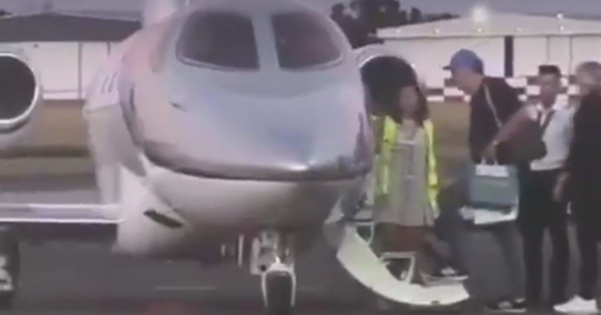 Chats, audios y un tratamiento VIP: Adorni se complica en la causa por el vuelo a Punta del Este