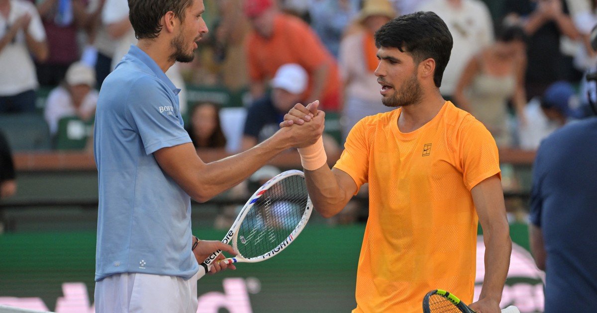 Daniil Medvedev dio el golpe del año en Indian Wells, le cortó el invicto a Carlos Alcaraz y jugará la final del Masters 1000 contra Sinner