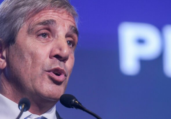 "Vivir con lo nuestro" financiero: por qué el Gobierno decidió quedarse afuera de Wall Street y qué opciones tiene para pagar la deuda