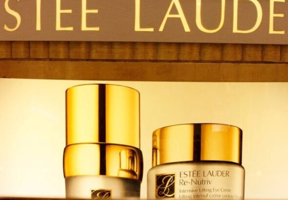 Megafusión en cosmética: Estée Lauder va por la dueña de los perfumes Carolina Herrera y Rabanne