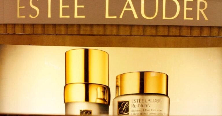 Megafusión en cosmética: Estée Lauder va por la dueña de los perfumes Carolina Herrera y Rabanne