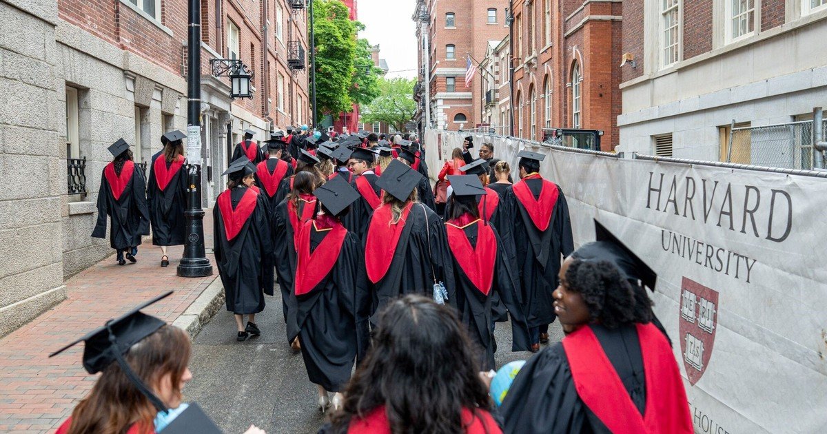 El gobierno de Donald Trump escala la pelea con la Universidad de Harvard y la demanda por permitir el "antisemitismo"