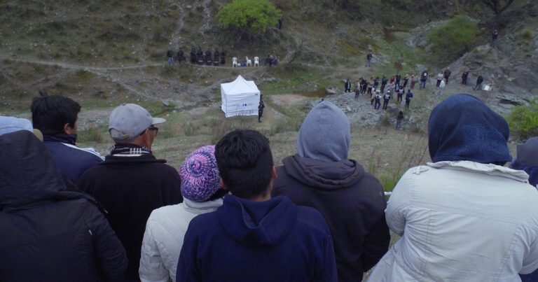En Nuestra Tierra, Lucrecia Martel documenta mucho más que el juicio por un asesinato
