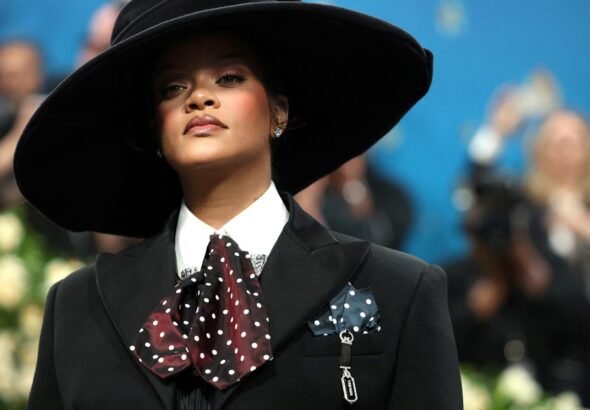 Disparan diez veces contra la casa de Rihanna en Los Ángeles mientras ella estaba adentro: un tiro entró y detuvieron a una mujer