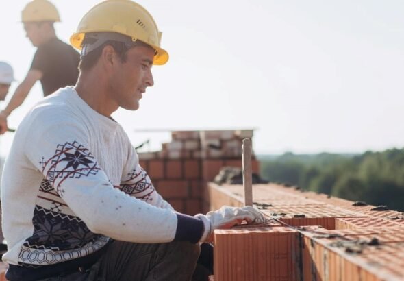 ¿Cuánto gana un albañil en Texas? Salario por hora y demanda laboral en abril de 2026