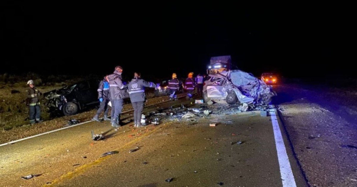 Accidente fatal en Chubut: tres muertos y tres heridos luego de un violentísimo choque entre dos camionetas
