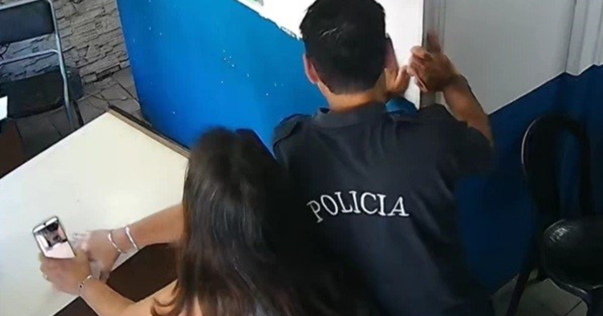 Escándalo en una comisaría de Mar del Plata: un policía insultó y echó a una mujer que fue a hacer una denuncia y lo desafectaron