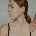 Qué significa que alguien te toque el hombro