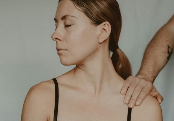 Qué significa que alguien te toque el hombro